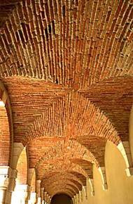 A l'origine, ces briques servaient de support à un enduit platré peint en blanc.